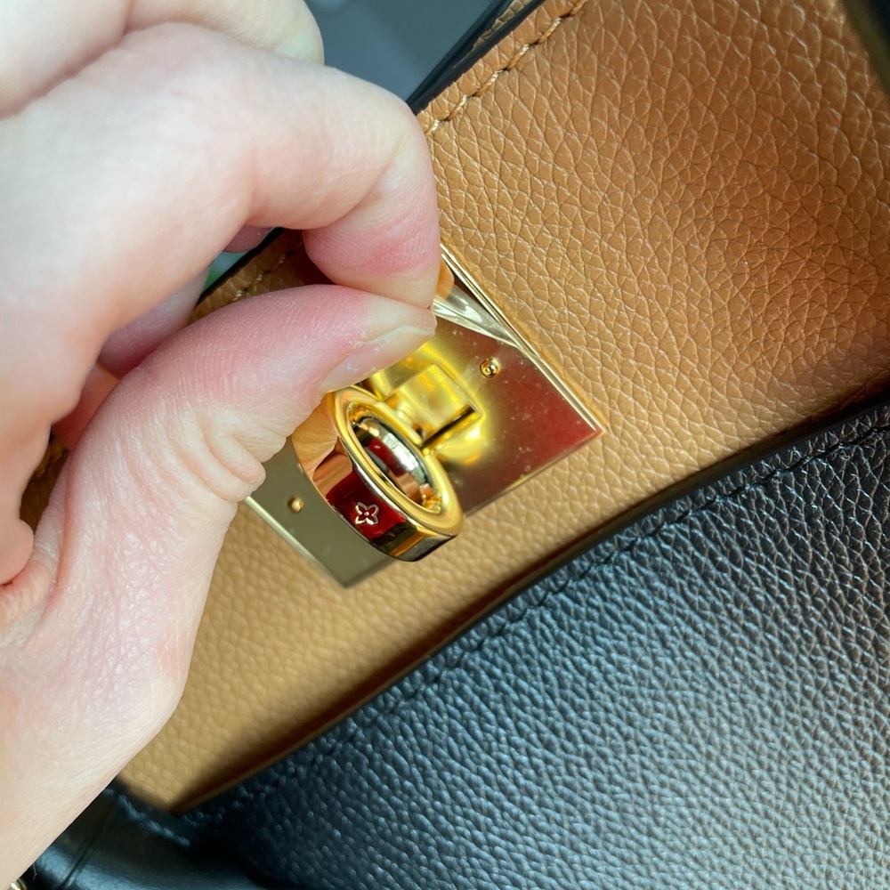 BRAND NEW LOUIS VUITTON On My Side MM handbag. - Picture 9 of 9